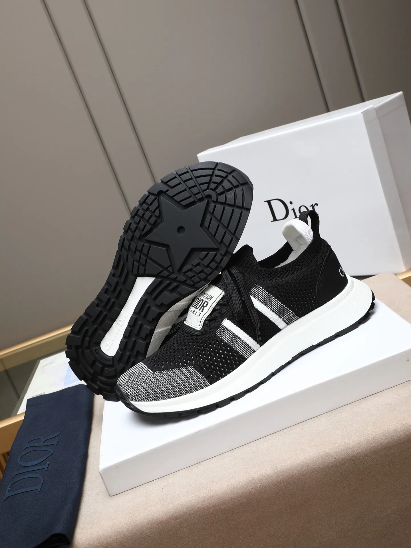 Men's shoes 💰420 🌟DIOR CHRONO Dior's new, casual, business, all-in-one sports shoes. Simple and super versatile. The uppers are equipped with Logo cloth labels. The uppers are perfect and luxurious and can be matched with any spring, summer, autumn and winter clothing. The upper feet are even more comfortable! The original material is disassembled and reproduced perfectly. The fly-woven upper is breathable and comfortable. The original super light TPU anti-slip outsole. Unique. Full of details. Fine workmanship. Worth owning 3 color options 38-44 (customized for 45)